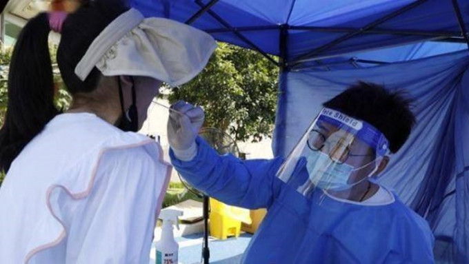 江西南昌当局宣布采样员毋需再穿全套防护衣，以减低人员中暑风险。网上图片