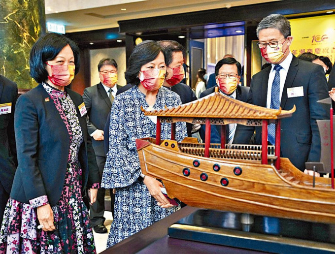 葉劉、麥美娟及蕭澤頤細看紅頭船模型。