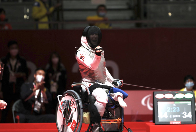 余翠怡慶祝連勝兩場。 香港殘疾人奧委會暨傷殘人士體育協會圖片