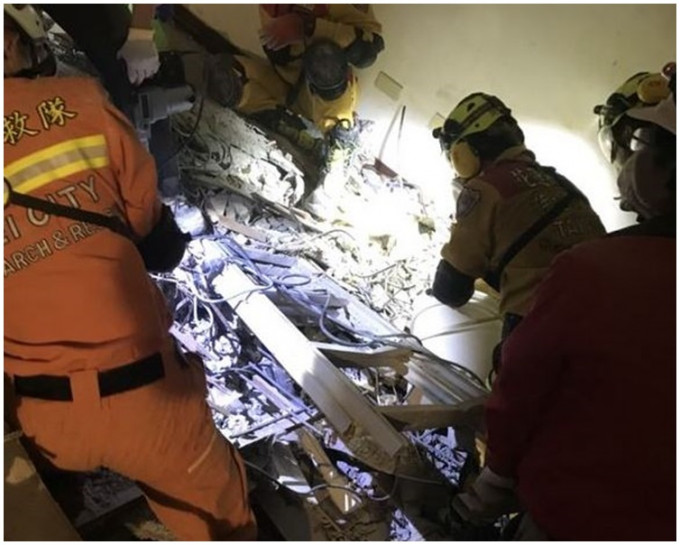 搜索人员正努力绕道挖掘将遗体运出。图:花莲县消防局