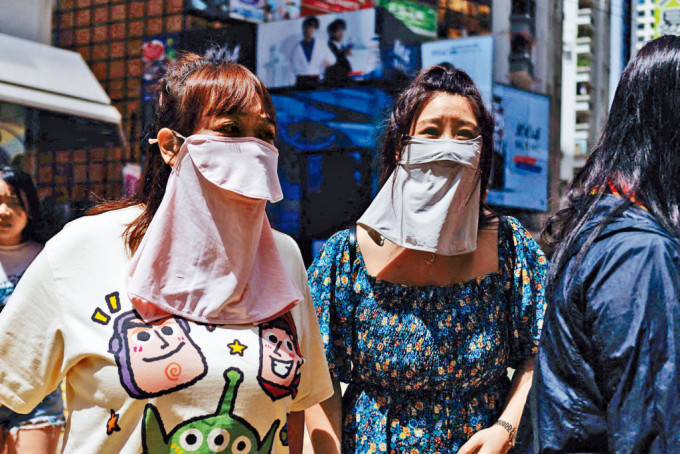 经历3年疫情，市民习惯戴口罩出街。
