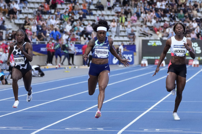 伊玲汤逊(中)以10秒72完成女子100米跑赛事夺金。 AP