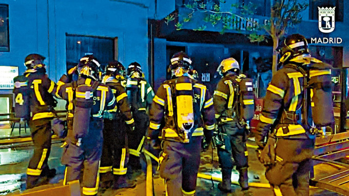 消防员聚集发生火灾的餐厅外。