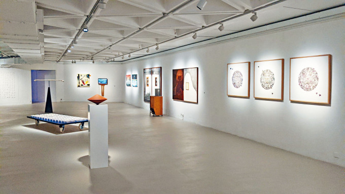 展覽在偌大的空間展示三十三位藝術家及藝術單位的作品。