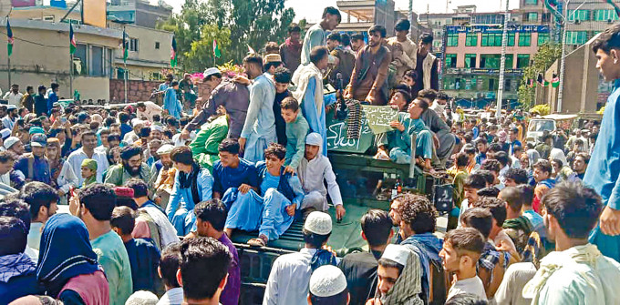 ■塔利班周日占领东部大城贾拉拉巴德后，武装分子与当地民众坐上政府军的悍马军车。