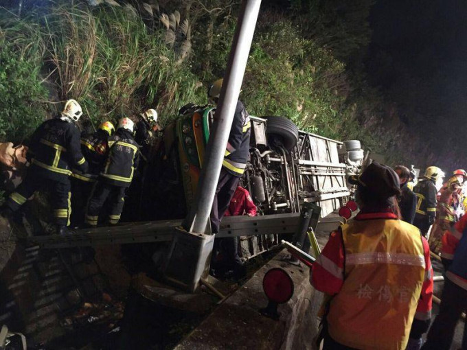 台灣一架賞櫻團旅遊巴翻側，造成最少30人死。
