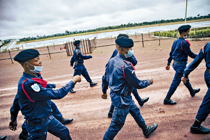 ■刚果（金）警员在机场附近巡逻。