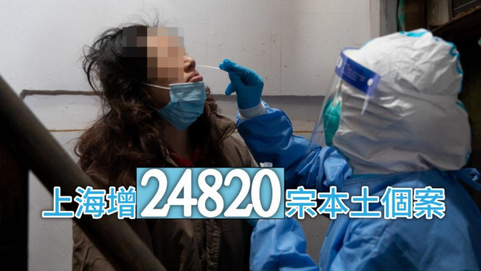 在上海医生为抗原检测异常的居民进行核酸采样。新华社