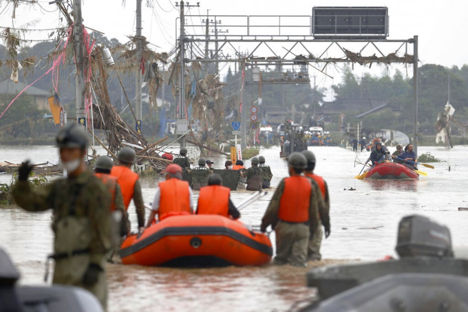 搜救人員繼續協助球磨村被困民眾。AP圖片