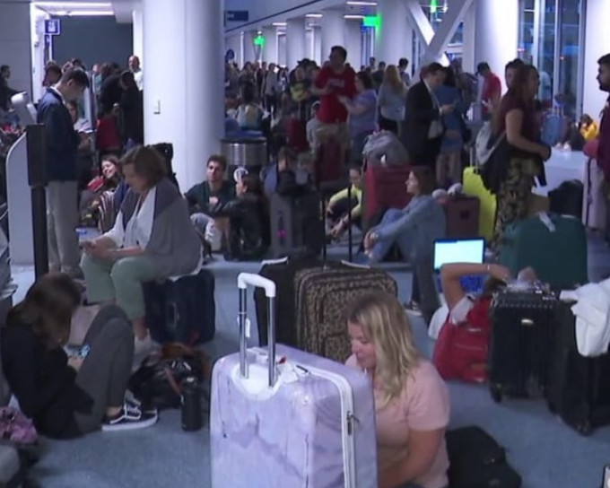 许多航班延误或取消大批旅客在机场等候。网图