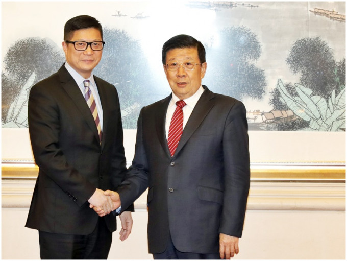 警务处长邓炳强（左）访京时曾礼节性拜访赵克志。资料图片