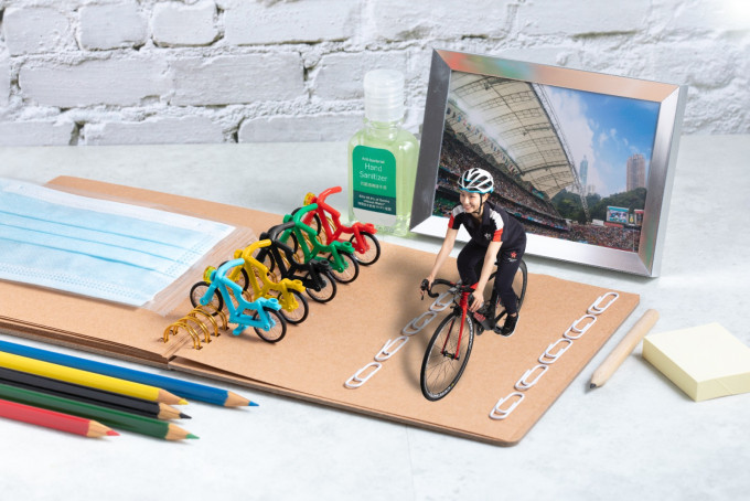 今年體育節以「枱上的運動會」發布一系列照片，前單車港將馬詠茹就在桌上「騎車」。相片由公關提供