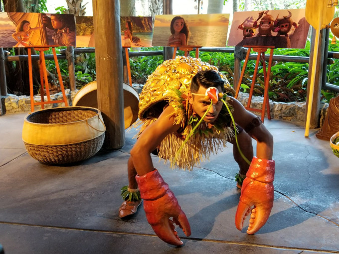 演員隨時可穿上道具，由村民變身為巨蟹。
