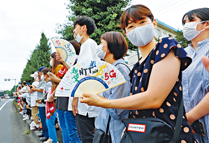 日本埼玉县前日传递奥运圣火，和光市民众夹道观看。
