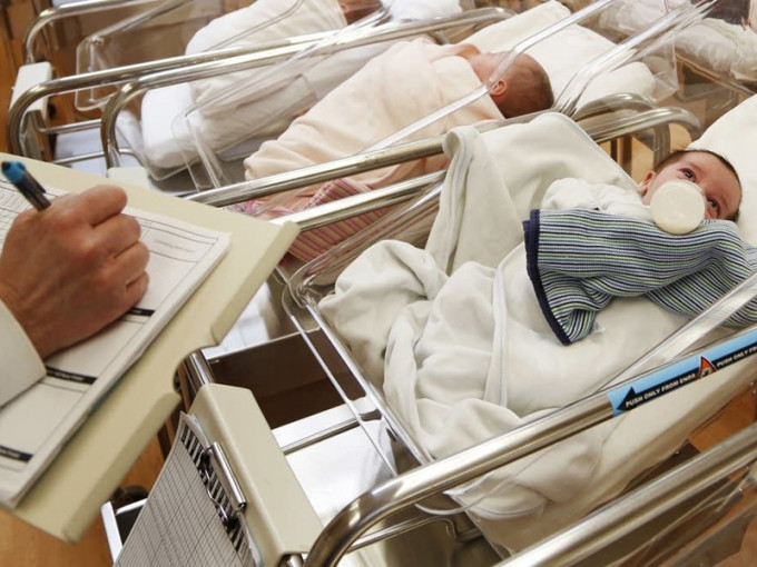 报告还指出生育率下降问题。　AP图片