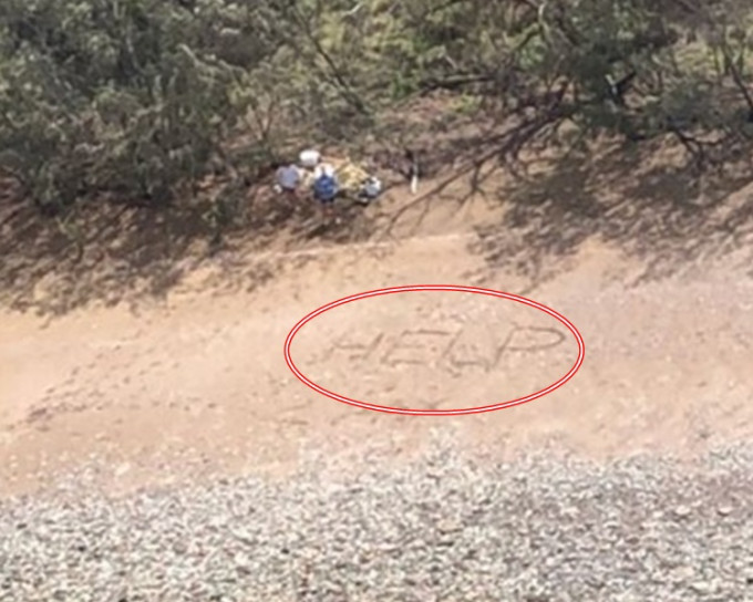 澳洲夫婦流落荒島寫「救命」大字終獲救。網上圖片