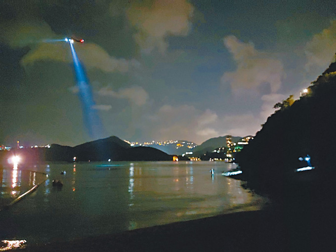 ■男子在南湾浮潜失踪，直升机在上空盘旋照明。