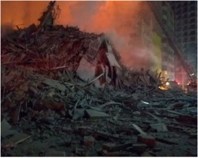 消防救火期间部分建筑倒塌。网图