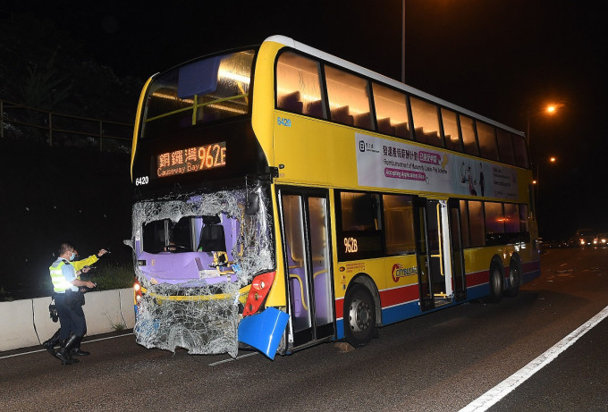 巴士车头严重损毁，司机死亡。
