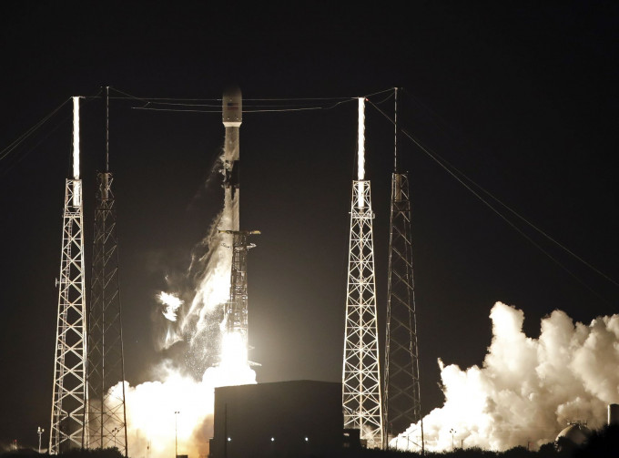 SpaceX發射一枚「獵鷹9號」火箭，並將60顆衛星送入太空。AP