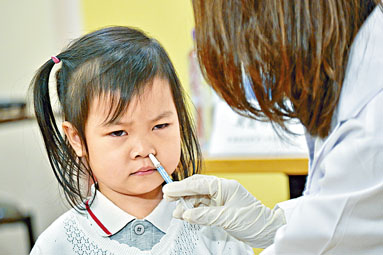 ■藥劑師指噴鼻式疫苗接種過程無痛，可減低學童哭鬧時飛沫傳播風險。