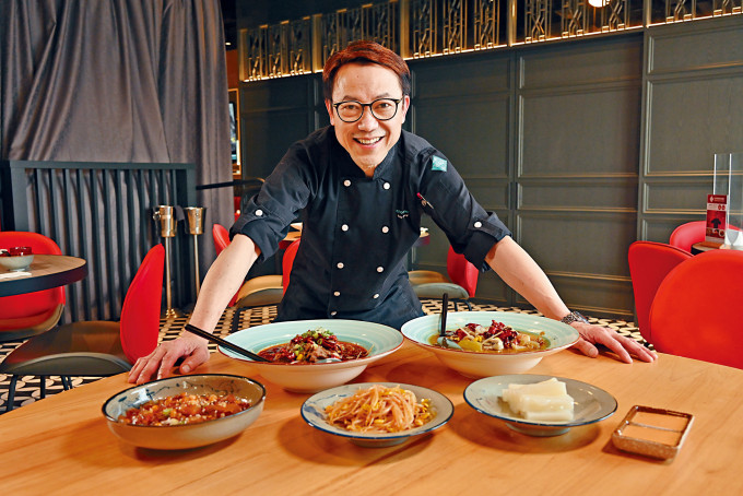 名厨张锦祥（见图）夥拍川菜专家诚哥，将川菜和西式元素结合。
　　