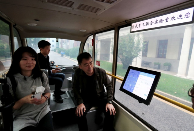 無人駕駛車2018年在上海交大校園實驗性運行，乘客可以通過觸控螢幕或AI語音溝通系統調整目的地。（新華社）