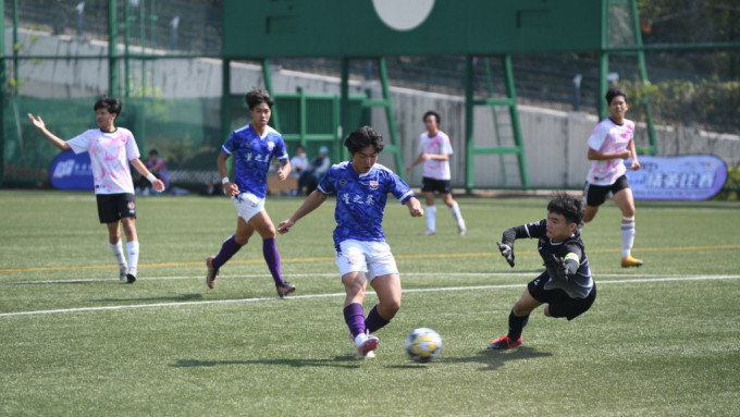 董之英(藍衫)大勝7:0成為季軍。本報記者攝