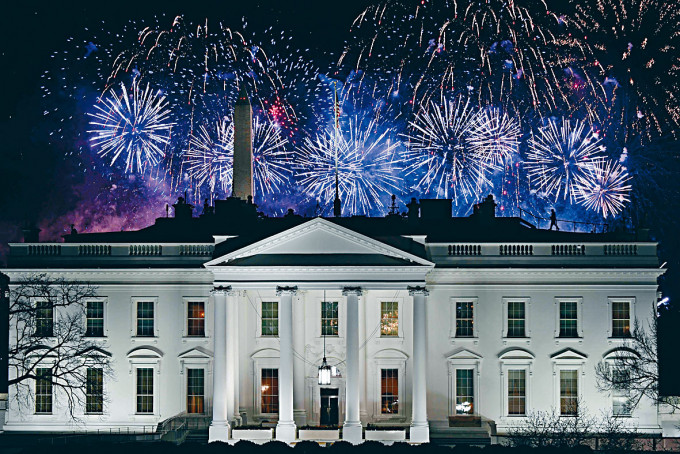 拜登就任首日的晚上，白宫上空绽放烟花。