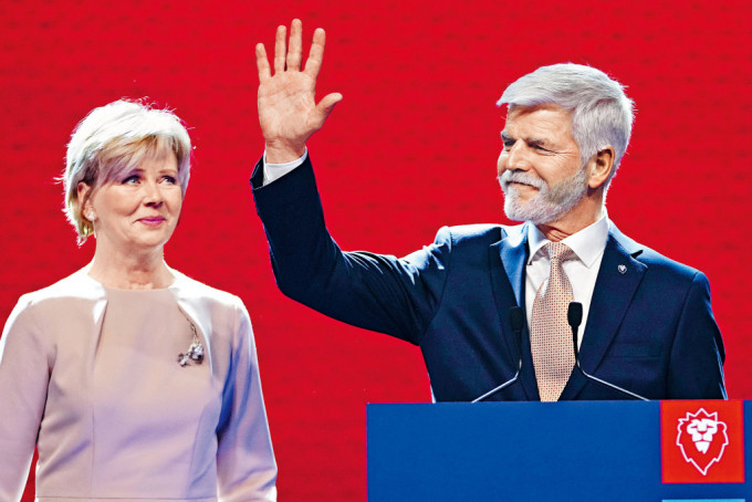 捷克總統候選人帕維爾上周六贏得選舉後，與妻子向支持者致意。