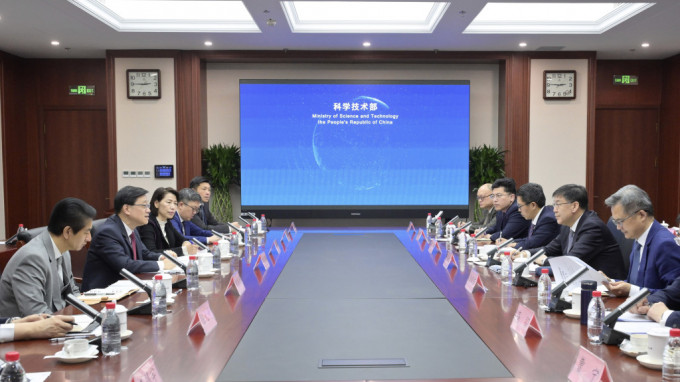 行政長官李家超（左二）在北京與國家科學技術部部長陰和俊（右二）會面。