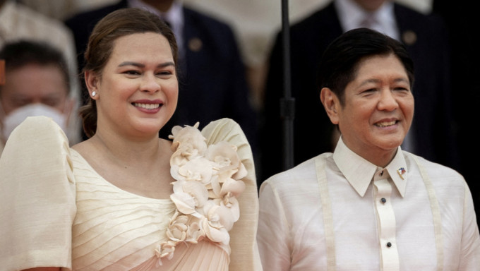 菲律賓副總統莎拉（左）宣布退出總統小馬可斯（右）的內閣。 路透社