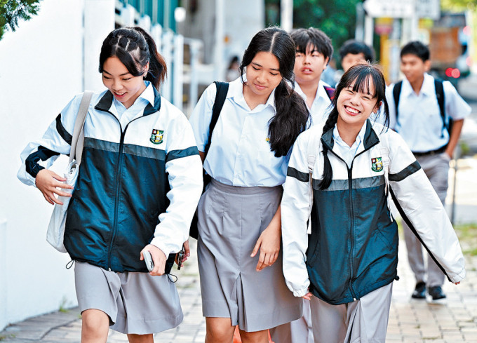 余振强纪念第二中学昨日开学，不少学生结伴回校，迎接新学年的校园生活。