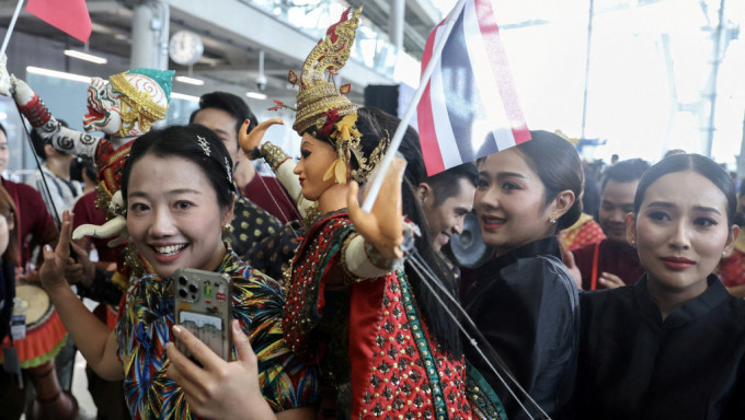 免簽赴泰的中國旅客興奮抵達曼谷機場。 路透社
