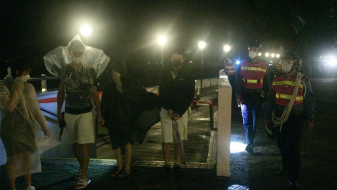 民安队人员到杏花邨海边检查及劝喻追风市民离开海边。