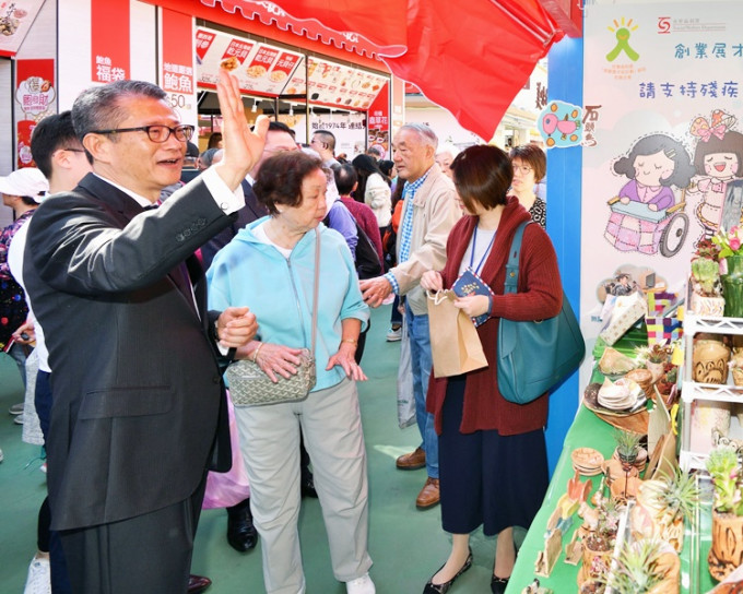 陳茂波到維園支持工展會活動。