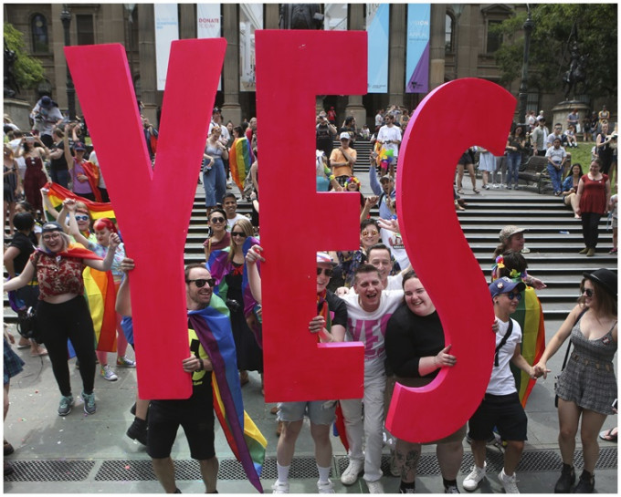 數以千計支持同性婚姻的市民在雪梨公園及其他城市的公園大肆慶祝。AP