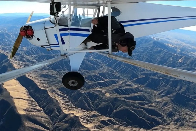网红雅各布从小型飞机跳下。网上图片