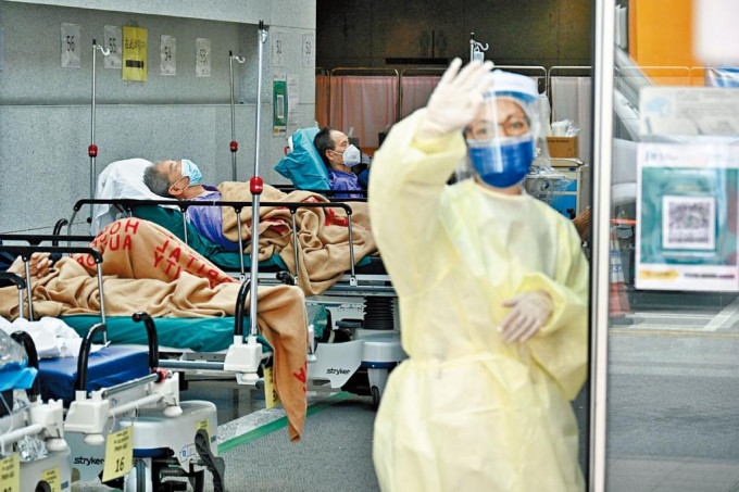 本港疫情仍然嚴重，多所公院病牀爆滿。