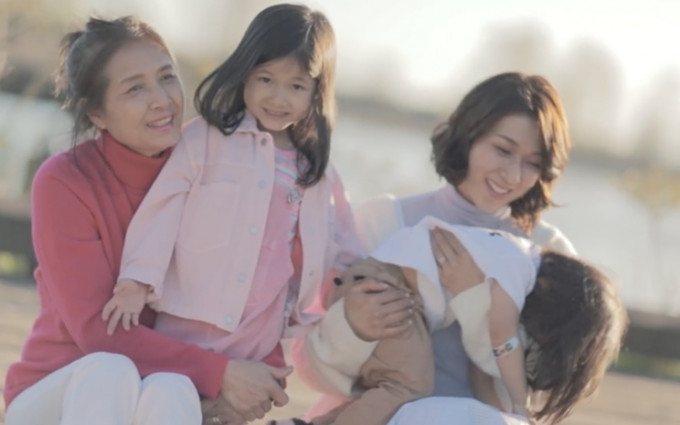鍾嘉欣與媽咪及一對子女三代同堂拍特別版MV。