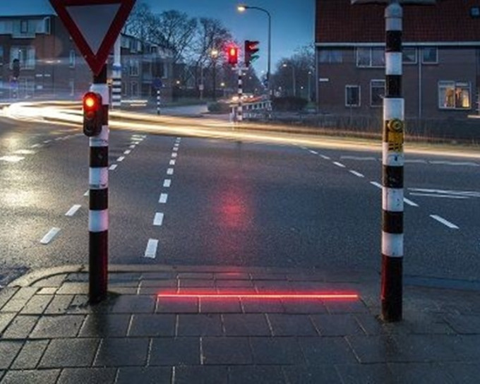 荷兰试行「地面交通灯」，提醒低头族过马路。网上图片