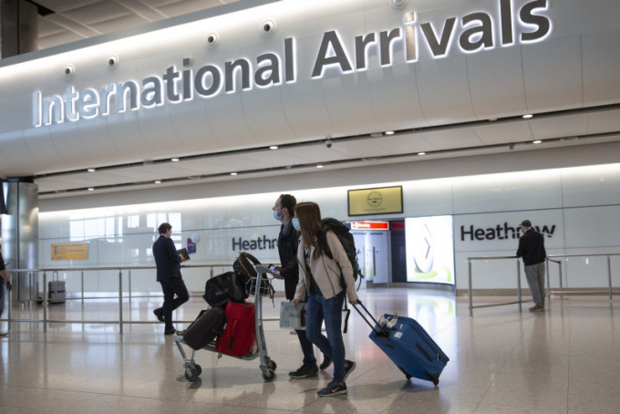 英國入境檢疫新規正式生效，入境旅客須自我隔離兩周。AP