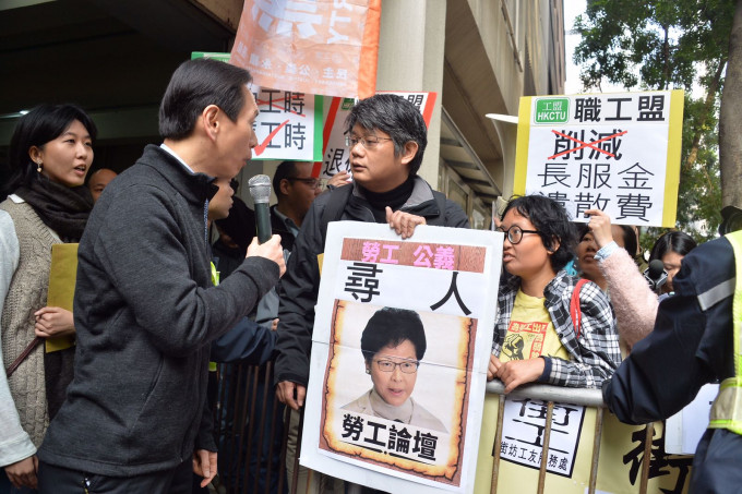 陳智思（左二）與示威者會面，指日後定會盡量安排時間讓林鄭月娥與市民見面。