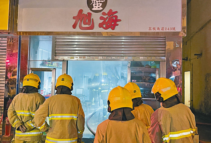 大闸蟹专门店发生火警，消防到场灌救。