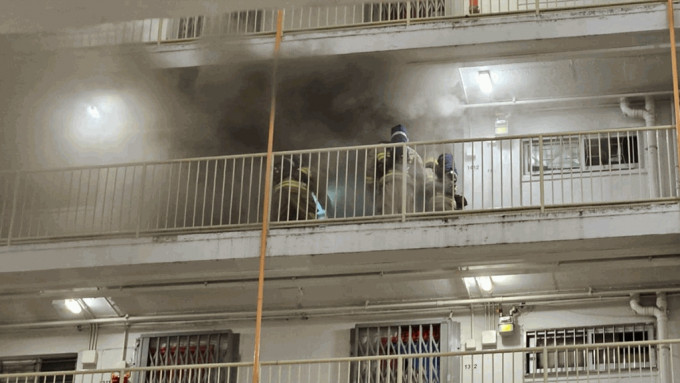竹园南邨富园楼一个中层单位起火。