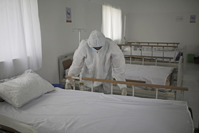 一名医护人员在也门萨那医院隔离病房工作。 AP