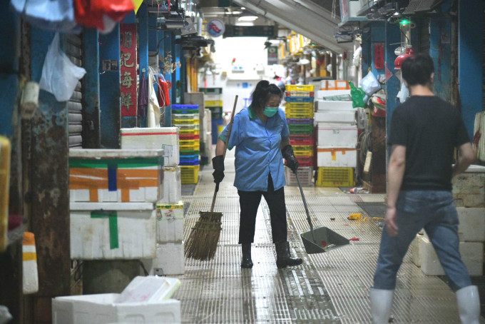 大埔街市晚上进行清洁。
