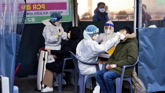 南韓過去一日新增逾16.6萬宗新冠肺炎確診個案。AP圖片