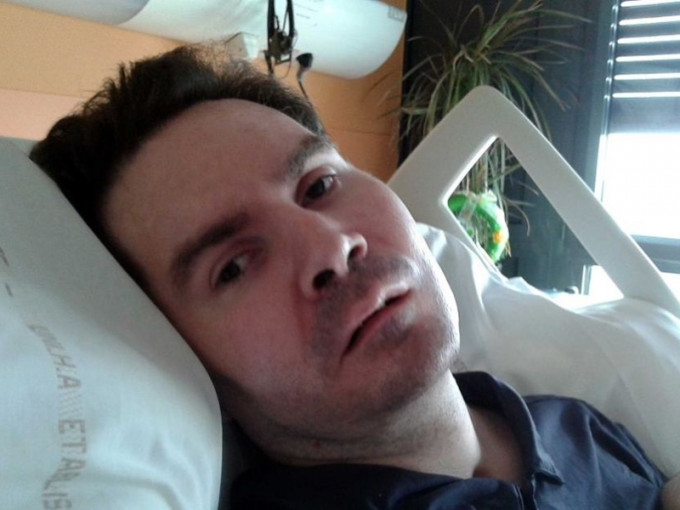 42歲男子朗貝爾當年駕駛電單車出意外，腦部嚴重受損，四肢癱瘓。 網上圖片