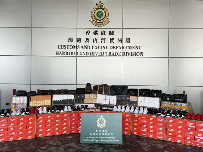 海关于屯门内河船码头检获约2.2万件怀疑冒牌货物，估计市值约270万元。政府新闻处图片